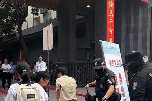 拜仁球迷请愿留下图赫尔：他是球队主帅正确人选，不需要朗尼克